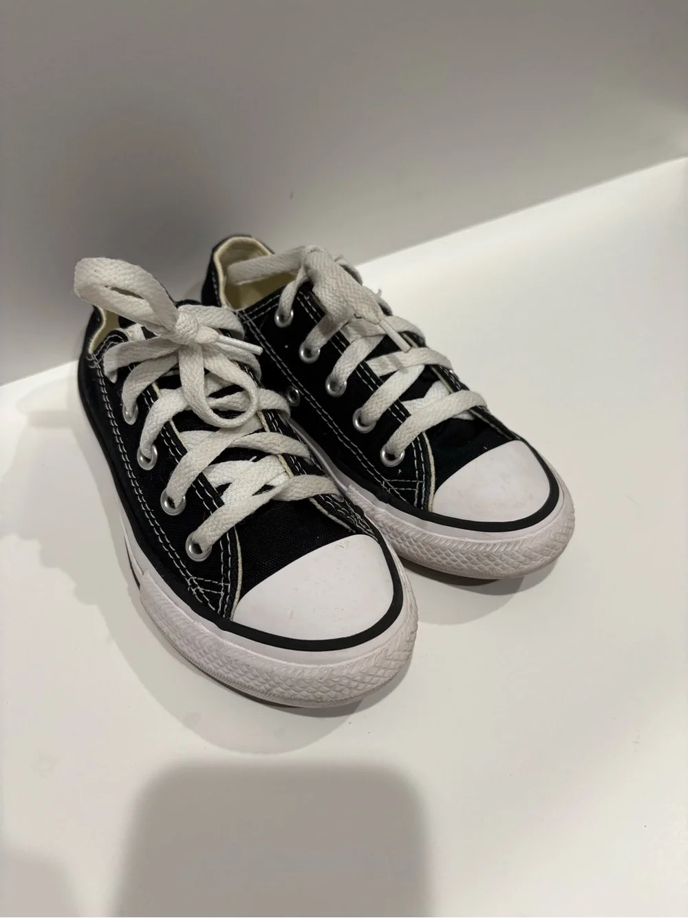 Kids Black Canvas Low-Top Converse All Star Sneakers youth size 11